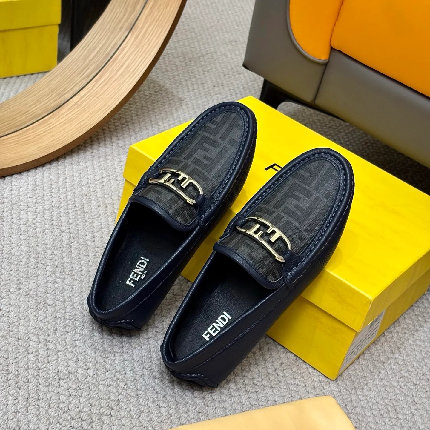 Men's shoes 💰420 [FENDI Fendi] 2⃣️0⃣️2⃣️5️⃣New Milan men's fashion lazy catwalk style ✅ fashionable casual beanie shoes, imported calfskin fabric, super smooth texture, sweat-absorbent and breathable, (sheepskin lining). Metal LOGO on the shoe body, Medusa avatar, irregular avatar, high-end craftsmanship logo✅ French Loft set foot design style 👟Low-key and elegant, great on-foot effect... Men's shoe size: 38-46 (4-12)